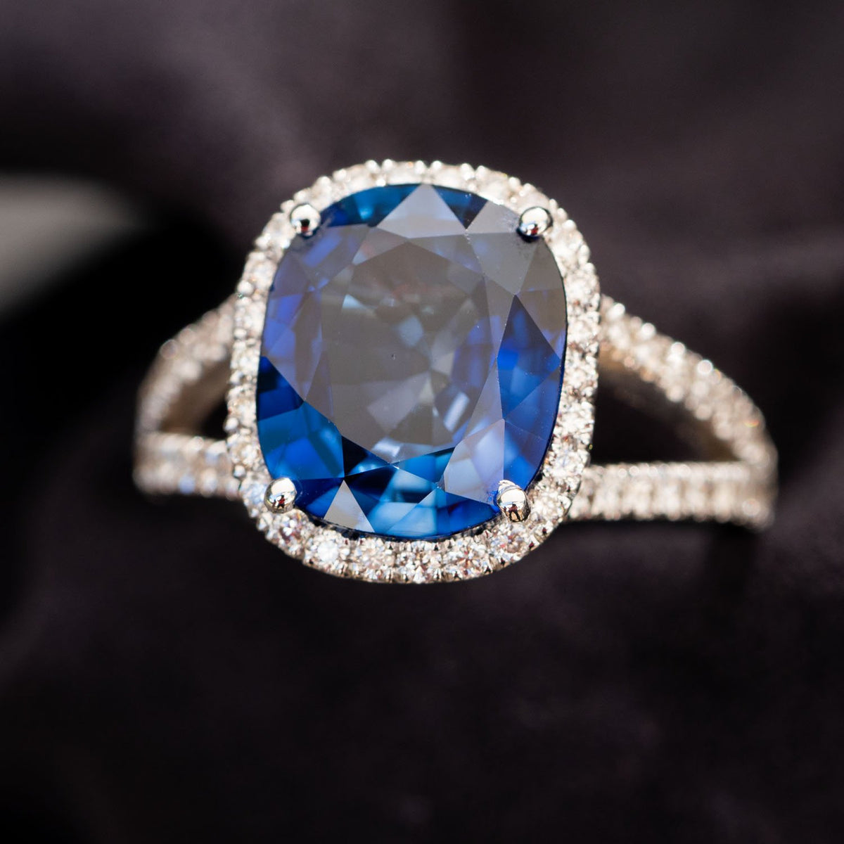 Bague de fiançailles diamant saphir bleu coussin de 7.00 ct, bague double  halo bleu - Lilo Diamonds