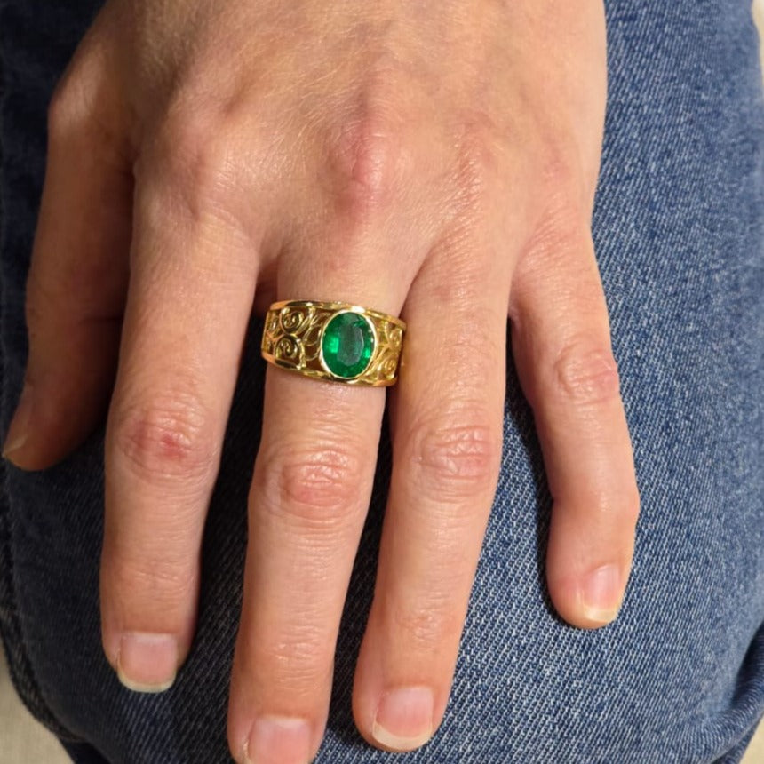 Anjea - 2.70 Carat natural Eemerald Ring, 0.20 Carat Natural diamonds, 11 gram Yellow Gold 18K