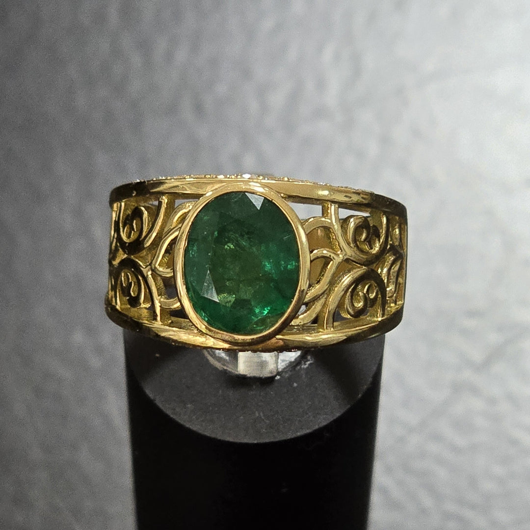 Anjea - 2.70 Carat natural Eemerald Ring, 0.20 Carat Natural diamonds, 11 gram Yellow Gold 18K