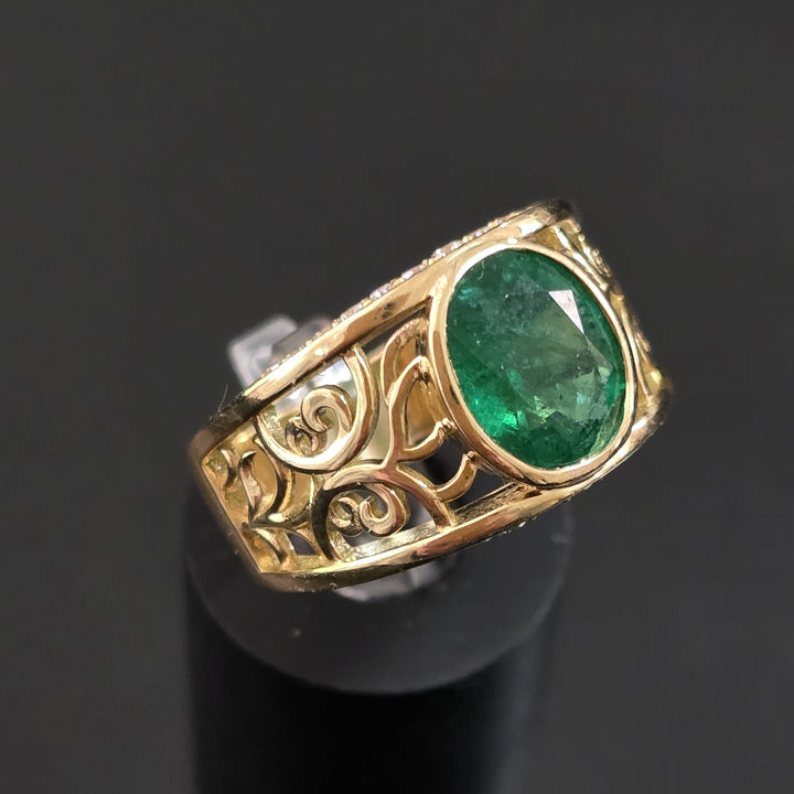 natural green oval emerald ring yellow gold 18K