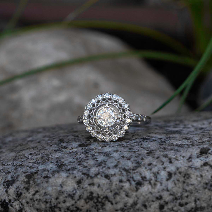 Or - Vintage Inspired Diamond Ring, 0.86 carat natural diamonds