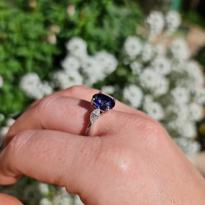 Luna - 3.50 carat sapphire ring with 0.55 carat natural diamonds