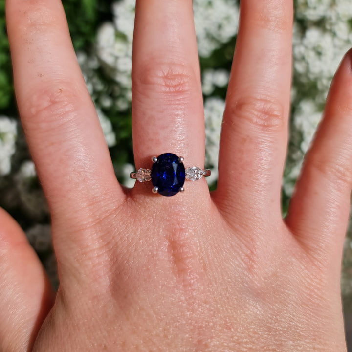 Luna - 3.50 carat sapphire ring with 0.55 carat natural diamonds