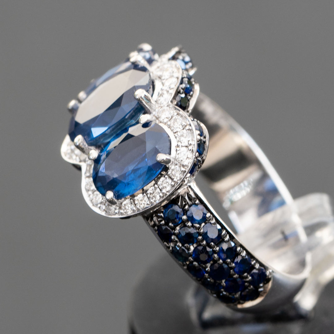 Blisse - 4.23 carat sapphire ring with 0.29 carat natural diamonds