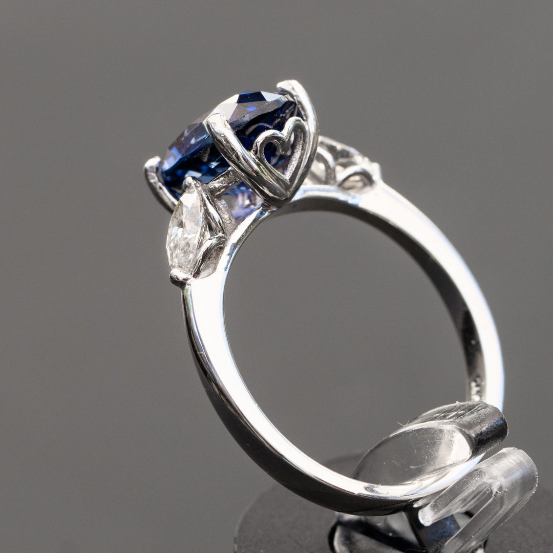 Luna - 3.50 carat sapphire ring with 0.55 carat natural diamonds