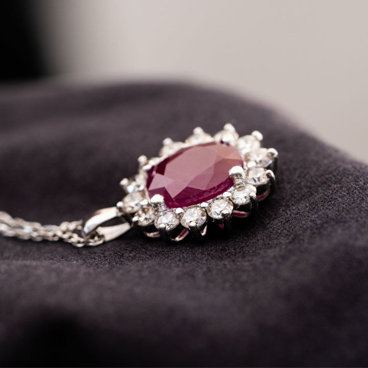 Beronia - 3.95 carat oval ruby pendant with 1.01 carat natural diamonds