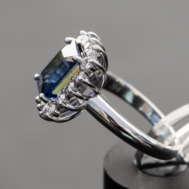 Nora - 4.81  carat sapphire ring with 0.70 carat natural diamonds