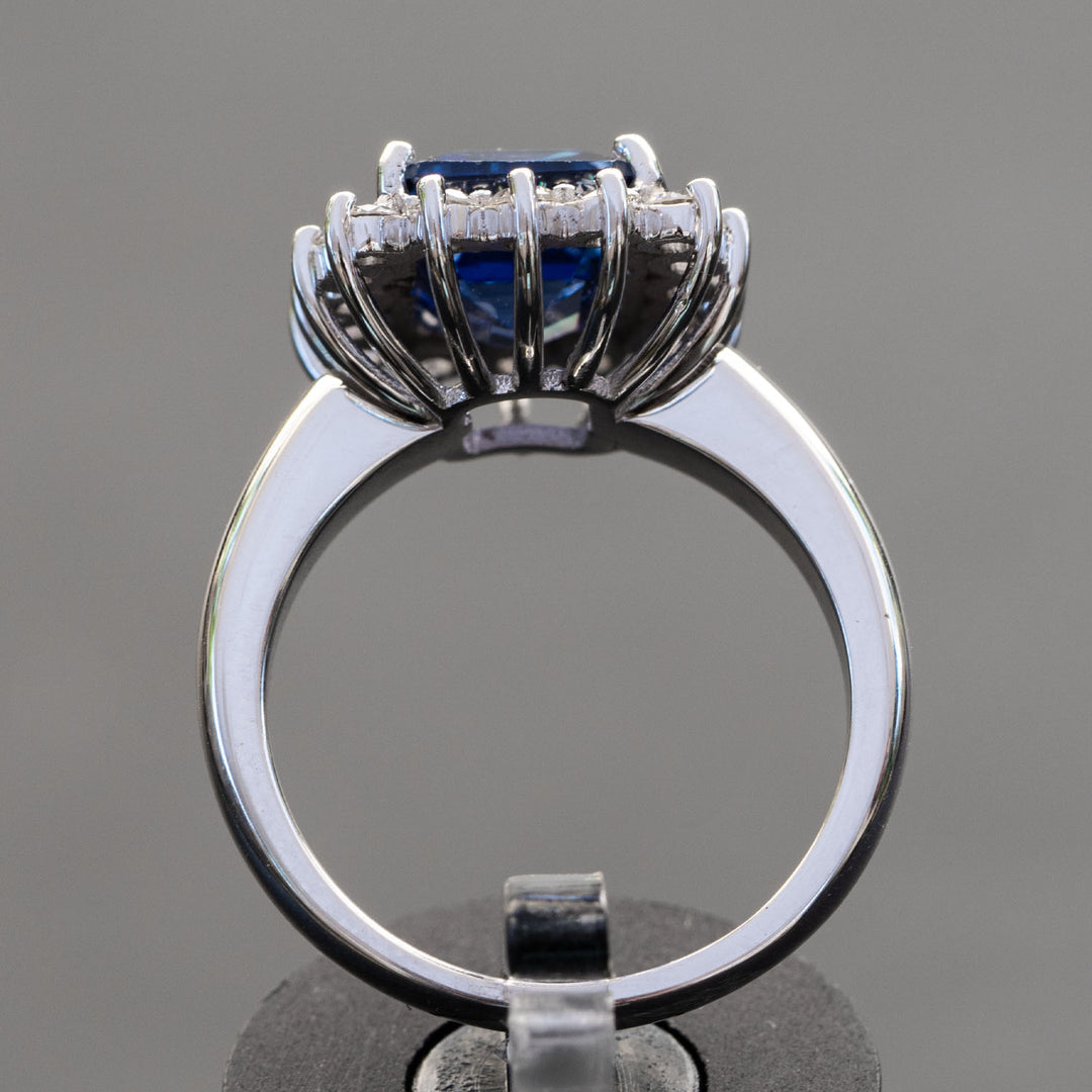 Nora - 4.81  carat sapphire ring with 0.70 carat natural diamonds