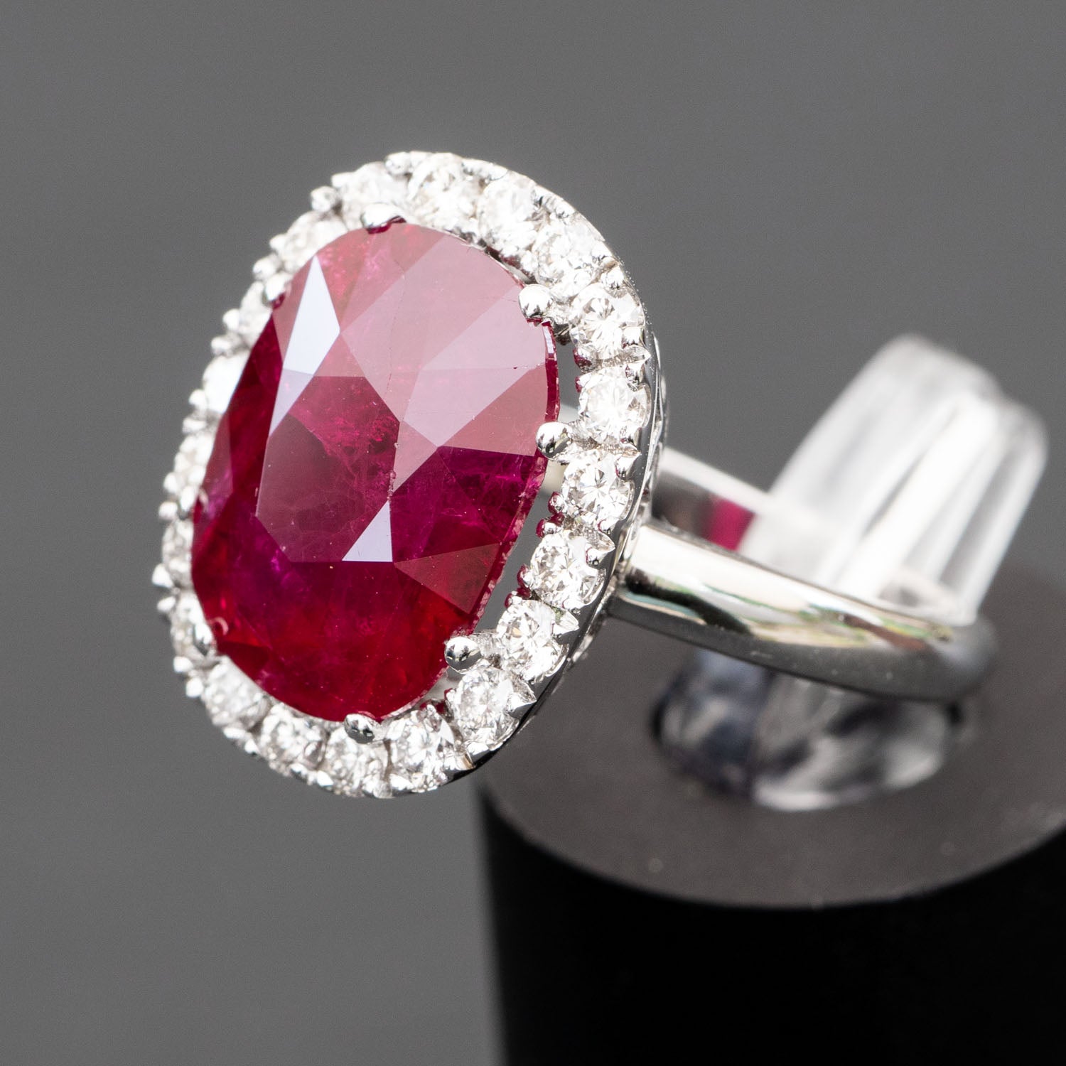 Anello con rubino naturale da 10.00 carati con diamanti naturali da 0.88 carati certificato GIA Diamanti Lilo