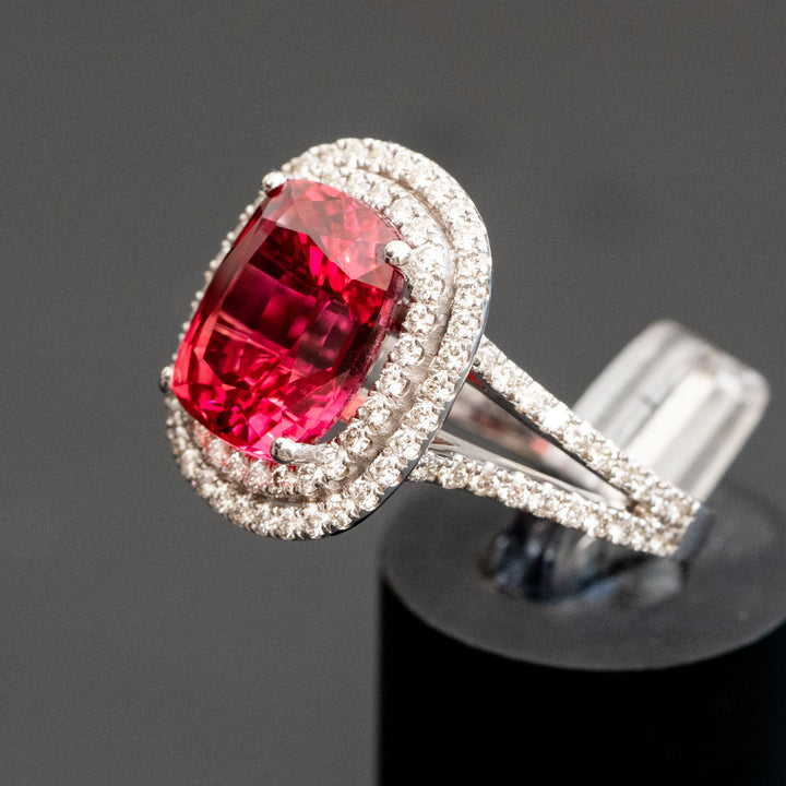 Audette - 6.50 carat red sapphire ring with 1.08 carat natural diamonds