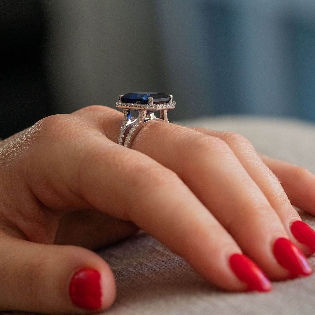 Aimée - 7.15 carat emerald sapphire ring with 0.72 carat natural diamonds