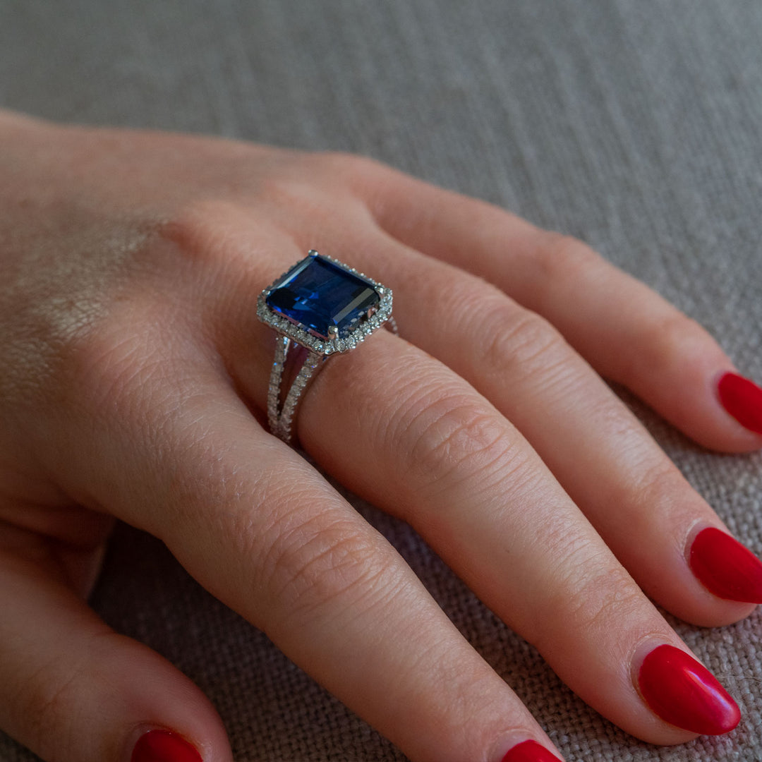 Aimée - 7.15 carat emerald sapphire ring with 0.72 carat natural diamonds