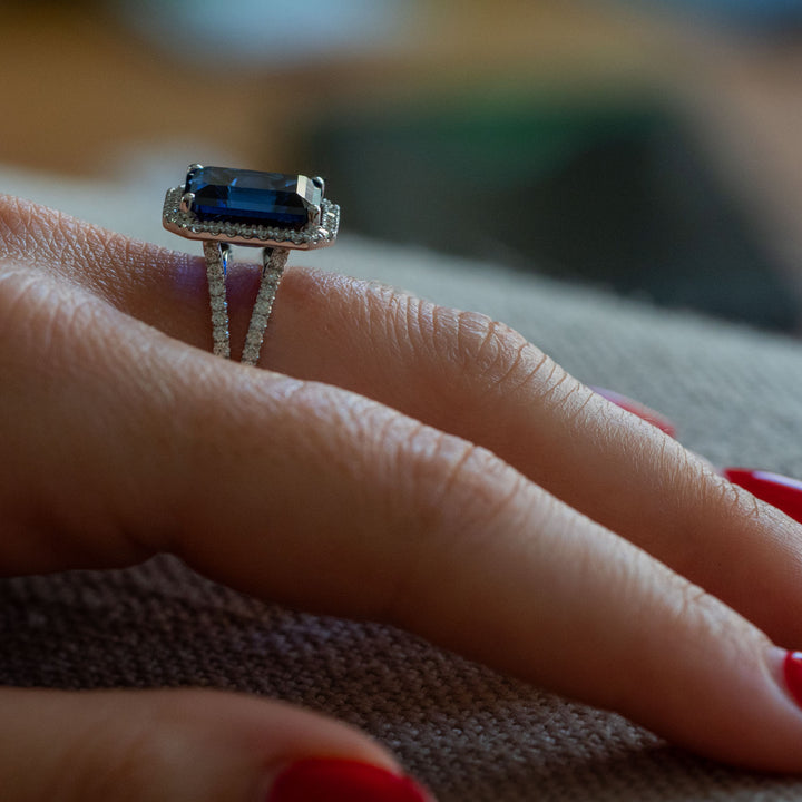 Aimée - 7.15 carat emerald sapphire ring with 0.72 carat natural diamonds