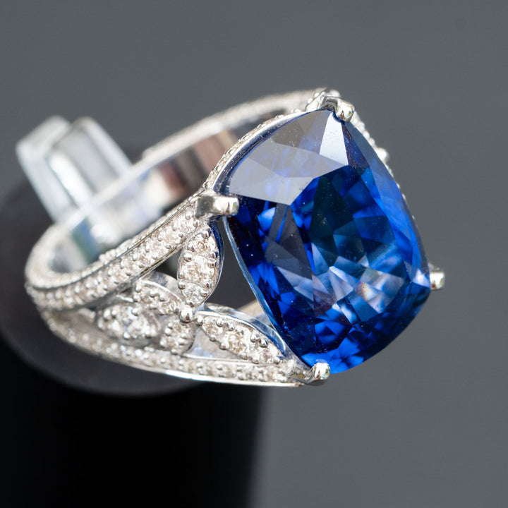 Monet - 16.76 carat Cushion sapphire ring with 1.96 carat natural diamonds