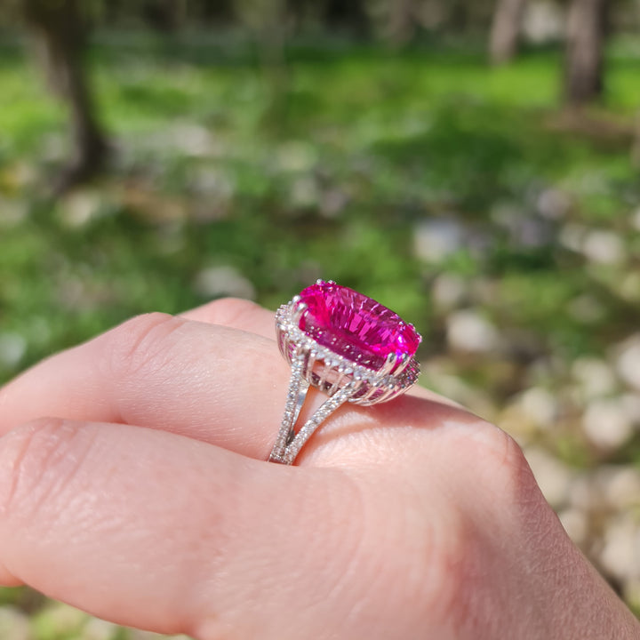 Vivian - 18.00 carat pink sapphire ring with 0.80 carat natural diamonds