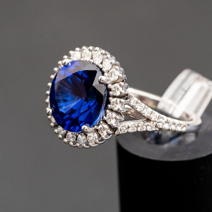 Amalie - 8.00 carat round sapphire ring with 0.97 carat natural diamonds