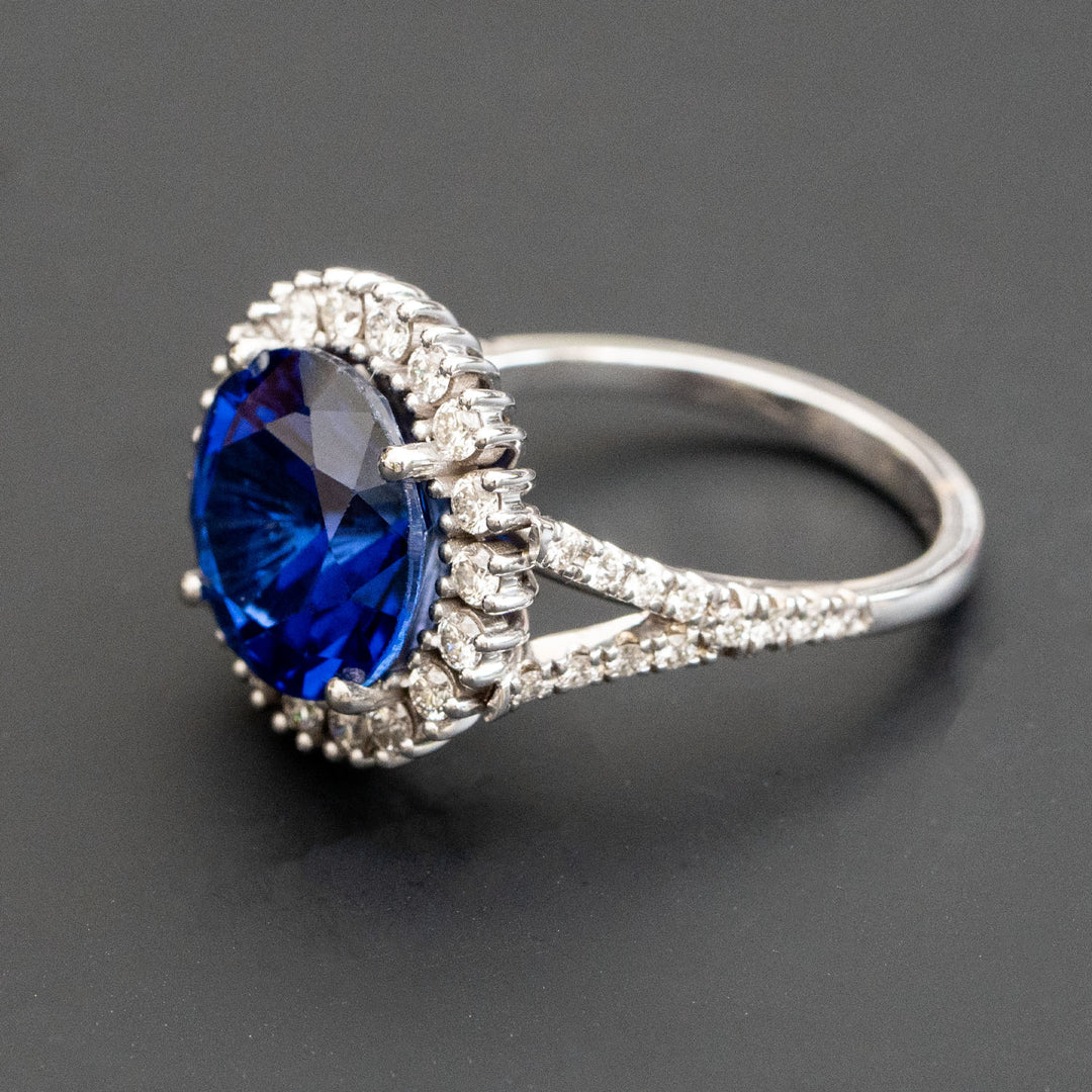 Amalie - 8.00 carat round sapphire ring with 0.97 carat natural diamonds