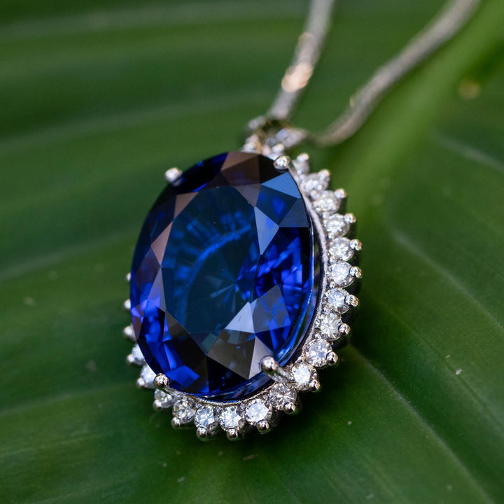 Domenica - 23.00 carat oval sapphire pendant with 0.95 carat natural diamonds