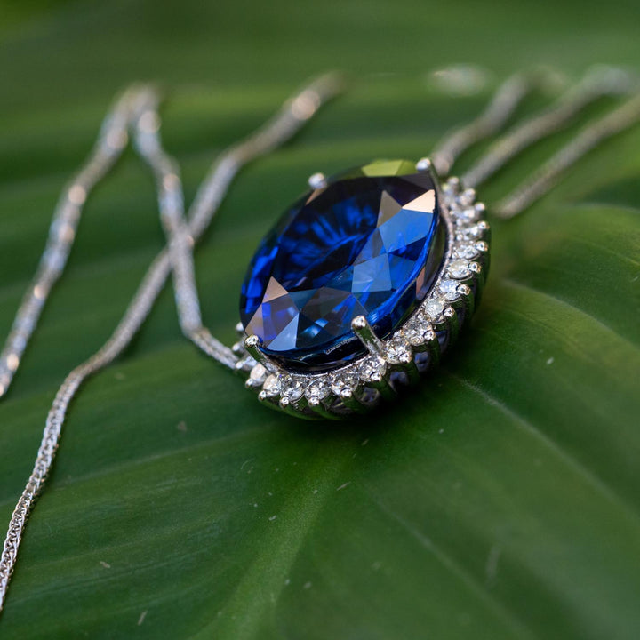 Domenica - 23.00 carat oval sapphire pendant with 0.95 carat natural diamonds